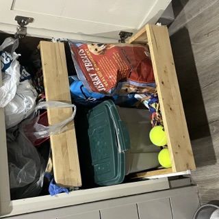 A Facilist list item: a dog food drawer photo with a voice note saying one scoop, morning and night, from the green tub.