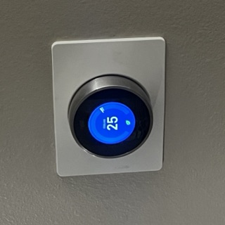 A Facilist list item: a thermostat photo with a voice note saying it's set to 72 and to tap the dial to wake it.